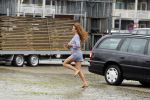 Hilversum 27 augustus 2015
Katja Schuurman met blote voeten op straat en daarna haar schoenen aandoent in haar auto.