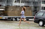 Hilversum 27 augustus 2015
Katja Schuurman met blote voeten op straat en daarna haar schoenen aandoent in haar auto.
