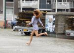 Hilversum 27 augustus 2015
Katja Schuurman met blote voeten op straat en daarna haar schoenen aandoent in haar auto.