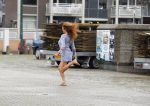 Hilversum 27 augustus 2015
Katja Schuurman met blote voeten op straat en daarna haar schoenen aandoent in haar auto.
