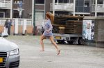 Hilversum 27 augustus 2015
Katja Schuurman met blote voeten op straat en daarna haar schoenen aandoent in haar auto.
