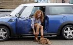 Hilversum 27 augustus 2015
Katja Schuurman met blote voeten op straat en daarna haar schoenen aandoent in haar auto.