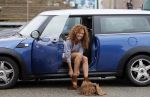 Hilversum 27 augustus 2015
Katja Schuurman met blote voeten op straat en daarna haar schoenen aandoent in haar auto.