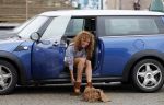 Hilversum 27 augustus 2015
Katja Schuurman met blote voeten op straat en daarna haar schoenen aandoent in haar auto.
