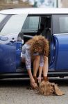 Hilversum 27 augustus 2015
Katja Schuurman met blote voeten op straat en daarna haar schoenen aandoent in haar auto.