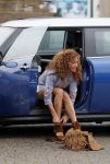 Hilversum 27 augustus 2015
Katja Schuurman met blote voeten op straat en daarna haar schoenen aandoent in haar auto.