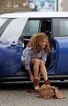 Hilversum 27 augustus 2015
Katja Schuurman met blote voeten op straat en daarna haar schoenen aandoent in haar auto.