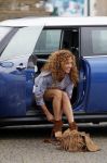 Hilversum 27 augustus 2015
Katja Schuurman met blote voeten op straat en daarna haar schoenen aandoent in haar auto.