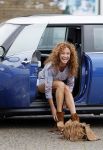 Hilversum 27 augustus 2015
Katja Schuurman met blote voeten op straat en daarna haar schoenen aandoent in haar auto.