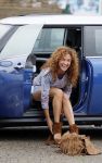 Hilversum 27 augustus 2015
Katja Schuurman met blote voeten op straat en daarna haar schoenen aandoent in haar auto.