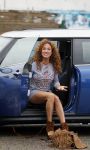 Hilversum 27 augustus 2015
Katja Schuurman met blote voeten op straat en daarna haar schoenen aandoent in haar auto.