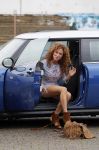 Hilversum 27 augustus 2015
Katja Schuurman met blote voeten op straat en daarna haar schoenen aandoent in haar auto.