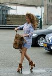 Hilversum 27 augustus 2015
Katja Schuurman met blote voeten op straat en daarna haar schoenen aandoent in haar auto.