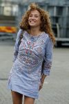 Hilversum 27 augustus 2015
Katja Schuurman met blote voeten op straat en daarna haar schoenen aandoent in haar auto.