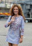 Hilversum 27 augustus 2015
Katja Schuurman met blote voeten op straat en daarna haar schoenen aandoent in haar auto.