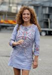 Hilversum 27 augustus 2015
Katja Schuurman met blote voeten op straat en daarna haar schoenen aandoent in haar auto.