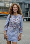 Hilversum 27 augustus 2015
Katja Schuurman met blote voeten op straat en daarna haar schoenen aandoent in haar auto.