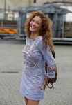Hilversum 27 augustus 2015
Katja Schuurman met blote voeten op straat en daarna haar schoenen aandoent in haar auto.