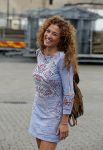 Hilversum 27 augustus 2015
Katja Schuurman met blote voeten op straat en daarna haar schoenen aandoent in haar auto.
