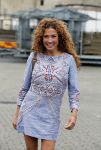 Hilversum 27 augustus 2015
Katja Schuurman met blote voeten op straat en daarna haar schoenen aandoent in haar auto.