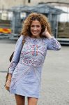 Hilversum 27 augustus 2015
Katja Schuurman met blote voeten op straat en daarna haar schoenen aandoent in haar auto.