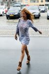 Hilversum 27 augustus 2015
Katja Schuurman met blote voeten op straat en daarna haar schoenen aandoent in haar auto.