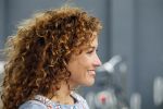 Hilversum 27 augustus 2015
Katja Schuurman met blote voeten op straat en daarna haar schoenen aandoent in haar auto.