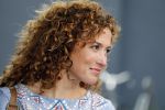 Hilversum 27 augustus 2015
Katja Schuurman met blote voeten op straat en daarna haar schoenen aandoent in haar auto.