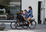 Amsterdam 29 augustus 2015 
Kim v Kooten en Jacob Derwig met kinderen op fiets