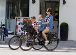 Amsterdam 29 augustus 2015 
Kim v Kooten en Jacob Derwig met kinderen op fiets