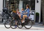 Amsterdam 29 augustus 2015 
Kim v Kooten en Jacob Derwig met kinderen op fiets