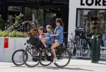 Amsterdam 29 augustus 2015 
Kim v Kooten en Jacob Derwig met kinderen op fiets