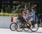 Amsterdam 29 augustus 2015 
Kim v Kooten en Jacob Derwig met kinderen op fiets