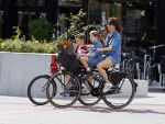 Amsterdam 29 augustus 2015 
Kim v Kooten en Jacob Derwig met kinderen op fiets