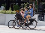 Amsterdam 29 augustus 2015 
Kim v Kooten en Jacob Derwig met kinderen op fiets