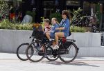 Amsterdam 29 augustus 2015 
Kim v Kooten en Jacob Derwig met kinderen op fiets