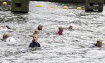 Amsterdam 6 september 2015
ALS Amsterdam City Swim in de grachten van Amsterdam met veel bekende nederlanders.
Mariska Bauer met Frans en zonen Christiaan en Jan