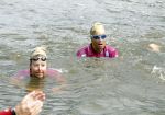 Amsterdam 6 september 2015
ALS Amsterdam City Swim in de grachten van Amsterdam met veel bekende nederlanders.
Mariska Bauer met Frans en zonen Christiaan en Jan