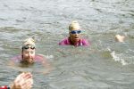 Amsterdam 6 september 2015
ALS Amsterdam City Swim in de grachten van Amsterdam met veel bekende nederlanders.
Mariska Bauer met Frans en zonen Christiaan en Jan