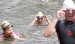 Amsterdam 6 september 2015
ALS Amsterdam City Swim in de grachten van Amsterdam met veel bekende nederlanders.
Mariska Bauer met Frans en zonen Christiaan en Jan