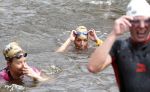 Amsterdam 6 september 2015
ALS Amsterdam City Swim in de grachten van Amsterdam met veel bekende nederlanders.
Mariska Bauer met Frans en zonen Christiaan en Jan