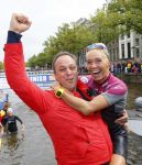 Amsterdam 6 september 2015
ALS Amsterdam City Swim in de grachten van Amsterdam met veel bekende nederlanders.
Mariska Bauer met Frans en zonen Christiaan en Jan
