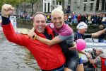 Amsterdam 6 september 2015
ALS Amsterdam City Swim in de grachten van Amsterdam met veel bekende nederlanders.
Mariska Bauer met Frans en zonen Christiaan en Jan