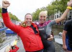 Amsterdam 6 september 2015
ALS Amsterdam City Swim in de grachten van Amsterdam met veel bekende nederlanders.
Mariska Bauer met Frans en zonen Christiaan en Jan