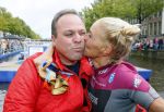 Amsterdam 6 september 2015
ALS Amsterdam City Swim in de grachten van Amsterdam met veel bekende nederlanders.
Mariska Bauer met Frans en zonen Christiaan en Jan