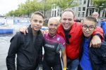 Amsterdam 6 september 2015
ALS Amsterdam City Swim in de grachten van Amsterdam met veel bekende nederlanders.
Mariska Bauer met Frans en zonen Christiaan en Jan