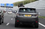 Amsterdam 19 augustus 2015 
Paul de Leeuw met zijn mobiel/telefoon in zijn auto