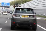 Amsterdam 19 augustus 2015 
Paul de Leeuw met zijn mobiel/telefoon in zijn auto