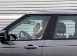 Amsterdam 19 augustus 2015 
Paul de Leeuw met zijn mobiel/telefoon in zijn auto