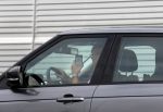 Amsterdam 19 augustus 2015 
Paul de Leeuw met zijn mobiel/telefoon in zijn auto